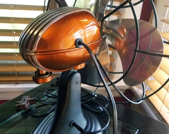 Ventilatore elettrico Westinghouse vintage degli anni '50, oscillante, una velocità, art deco, ristrutturato professionalmente. Colore rootbeer.