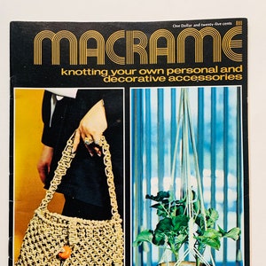 Può includere: Una copertina di libro vintage con il titolo "Macramé" in grassetto, lettere arancioni. La copertina presenta due immagini: una donna che tiene una borsa in macramé e una pianta appesa in un vaso in macramé. Il testo sotto il titolo recita "knotting your own personal and decorative accessories".