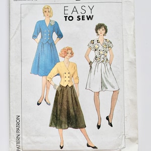 Puede incluir: Patrón de costura Simplicity número 9560 para tallas 8-14. El patrón incluye instrucciones para hacer tres atuendos diferentes: un vestido azul con cuello blanco, una blusa amarilla con una falda verde y una blusa blanca con una falda blanca. El patrón está etiquetado como "Fácil de coser."