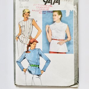 Peut inclure: Patron de couture Simplicity numéro 9474 pour un chemisier à col et manches longues. Le patron est pour les tailles 14. Le patron date de 1980 et coûte 2,50 $. Le patron est pour une jeune femme.