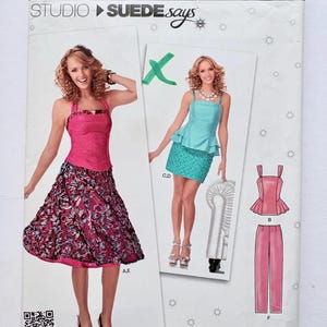 Könnte beinhalten: Ein New Look Schnittmusterumschlag mit einer Frau in einem rosa Oberteil und einem Blumenrock. Der Umschlag enthält den Text "NEWLOOK" und "STUDIO SUEDE says". Die Größe ist EURO 30-42.