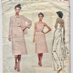 Puede incluir: Patrón de costura vintage Vogue Paris Original con tres diseños de moda femenina. El patrón incluye un traje rosa, un vestido rosa y un vestido blanco largo con chaqueta. El número de patrón es 1858, con el nombre del diseñador Molyneux.