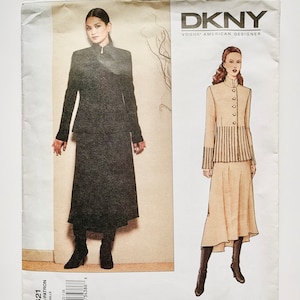 Pode incluir: Um envelope de padrão de costura para uma jaqueta e uma saia. O padrão é da Vogue e DKNY. A modelo está usando uma jaqueta e uma saia pretas. O número do padrão é 2621.