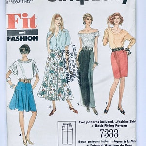 Puede incluir: Patrón de costura Simplicity 7333 para una falda de moda y un patrón de ajuste básico. El patrón incluye instrucciones para dos estilos de faldas diferentes. La portada del patrón presenta ilustraciones de cuatro mujeres con diferentes estilos de faldas.