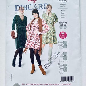 Może przedstawiać: Wzór szycia Burda Easy Discard na sukienkę. Wzór zawiera trzy różne style sukienek: sukienkę z zielonego aksamitu, sukienkę w czerwoną i czarną kratę oraz sukienkę z kwiatowym nadrukiem. Wzór jest dla rozmiarów EUR 34-48 i US 8-22.