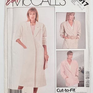 Puede incluir: Un patrón de costura vintage de McCall's para una chaqueta de mujer. El patrón es para las tallas 12-14-16 y se llama "Cut-to-Fit". El patrón es de la "Colección Women's Day".