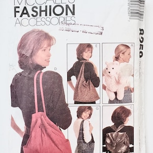 Può includere: Un modello di cucito vintage di McCall's Fashion Accessories. La copertina presenta illustrazioni di vari modelli di borse, tra cui una borsa a coulisse rosa, una tote bag con stampa leopardata e uno zaino. Il testo sulla copertina recita "McCall's Fashion Accessories".