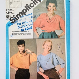 Puede incluir: Un patrón de costura Simplicity para una blusa con tres estilos diferentes. El patrón es para las tallas 12-14-16. El patrón se titula "6510" e incluye instrucciones para hacer una blusa con cuello de tortuga, cuello alto y cuello en V.