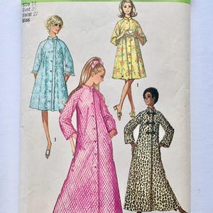 Puede incluir: Patrón Simplicity vintage 9074 con ilustraciones de batas y vestidos de mujer. El patrón incluye medidas para una talla 14, con un contorno de busto de 91 cm y una cintura de 69 cm. El sobre es verde y blanco.