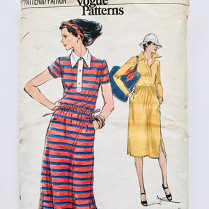 Pode incluir: Padrão de costura vintage para um vestido listrado com gola e mangas curtas. O padrão é da Very Easy Vogue Patterns e é tamanho 12. O padrão é impresso em papel branco com fundo amarelo e texto preto. O padrão inclui instruções para fazer o vestido.