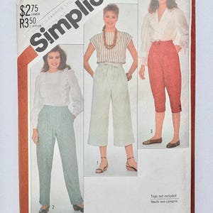 Pode incluir: Um padrão de costura para calças com três estilos diferentes. O padrão é para tamanhos de 71 cm (28 polegadas) de cintura. O padrão é da Simplicity e chama-se "Overnight Success".