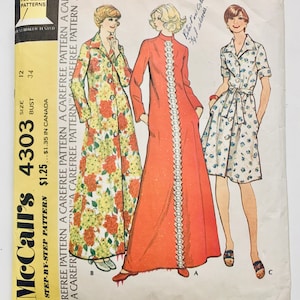 Peut inclure: Un patron de couture vintage pour une robe pour femmes et jeunes femmes. Le patron comprend trois styles différents : une robe à imprimé floral, une robe rouge unie avec des garnitures blanches et une robe courte à imprimé floral. Le patron est de McCall's et porte le numéro 4303.