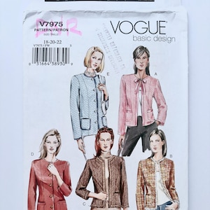 Può includere: Una busta per cartamodello Vogue Basic Design V7975 per giacche nelle taglie 18-20-22. Il fronte mostra illustrazioni di cinque diversi stili di giacca etichettati da A a E, con vari scolli, chiusure e texture, completi di un codice a barre.