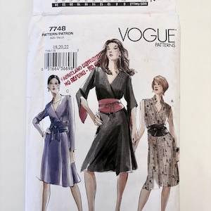 Peut inclure: Un paquet de patrons de couture Vogue Patterns, présentant trois modèles de robes. Le paquet est blanc avec le numéro 7748 et le logo Vogue Patterns. Les illustrations représentent des femmes portant les robes. Les mesures sont indiquées sur le paquet.