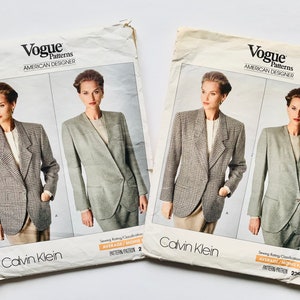 Pode incluir: Dois padrões de costura Vogue Patterns para um blazer da Calvin Klein. Os padrões são para um tamanho médio e apresentam um blazer xadrez e um blazer de cor sólida.