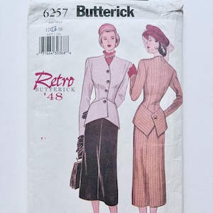 Può includere: Una busta per cartamodello Butterick vintage, con illustrazioni di due donne in abiti retrò. La busta è etichettata "Retro Butterick '48" e include informazioni sulle taglie. La tavolozza dei colori comprende bianco, nero e sfumature di rosa.