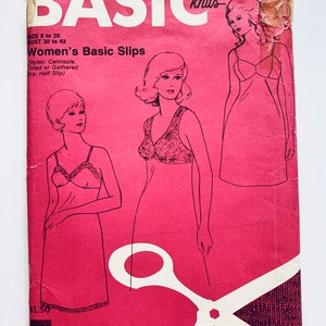 Puede incluir: Un patrón de costura vintage para slips básicos para mujeres. El patrón es para las tallas 8 a 20 y las tallas de busto 30 a 42. El patrón incluye tres estilos diferentes: camisón, ajustado o fruncido, y una media falda. El patrón se llama "Basic Knits" y cuesta 1,50 €.