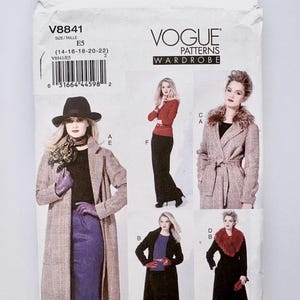 Puede incluir: Un sobre de patrón de costura Vogue Patterns para el modelo V8841, talla E5 (14-22). El empaque de papel blanco presenta ilustraciones de varios conjuntos de abrigo y falda, incluyendo un abrigo largo de tweed, una falda negra y un abrigo con cuello de piel sintética.