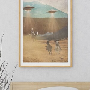 Puede incluir: Una ilustraci&oacute;n de estilo vintage de tres vaqueros a caballo cabalgando por un paisaje des&eacute;rtico con dos platillos voladores en el cielo sobre ellos.