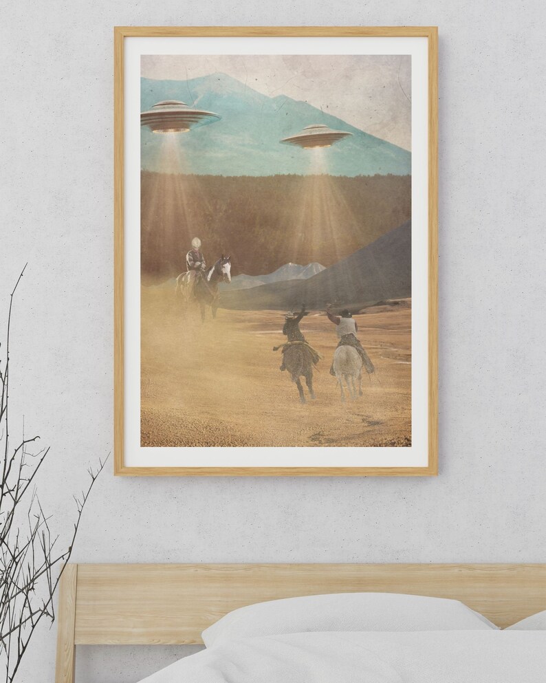 Puede incluir: Una ilustraci&oacute;n de estilo vintage de tres vaqueros a caballo cabalgando por un paisaje des&eacute;rtico con dos platillos voladores en el cielo sobre ellos.