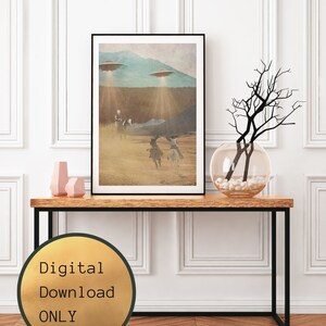 Puede incluir: Una impresi&oacute;n digital descargable de una ilustraci&oacute;n de estilo vintage que representa a vaqueros montando a caballo en un paisaje des&eacute;rtico con dos platillos voladores en el cielo.