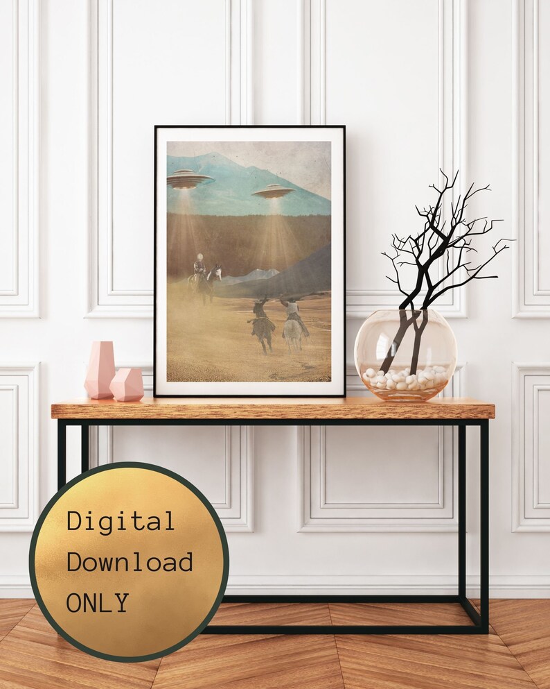 Puede incluir: Una impresi&oacute;n digital descargable de una ilustraci&oacute;n de estilo vintage que representa a vaqueros montando a caballo en un paisaje des&eacute;rtico con dos platillos voladores en el cielo.