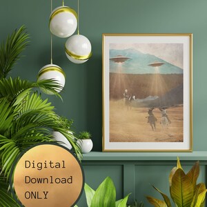 Puede incluir: Una impresi&oacute;n digital de una ilustraci&oacute;n de estilo vintage que presenta a dos vaqueros montando a caballo en un paisaje des&eacute;rtico con dos platillos voladores en el cielo arriba. La impresi&oacute;n est&aacute; enmarcada en un marco dorado y se muestra en un estante con plantas.