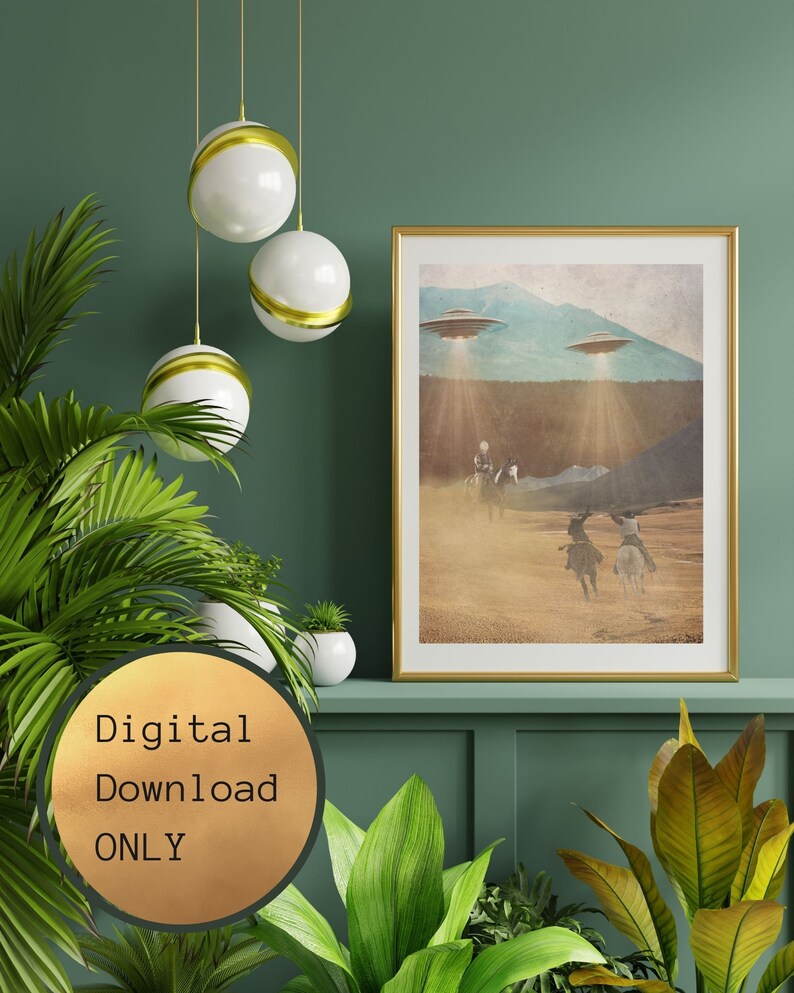Puede incluir: Una impresi&oacute;n digital de una ilustraci&oacute;n de estilo vintage que presenta a dos vaqueros montando a caballo en un paisaje des&eacute;rtico con dos platillos voladores en el cielo arriba. La impresi&oacute;n est&aacute; enmarcada en un marco dorado y se muestra en un estante con plantas.