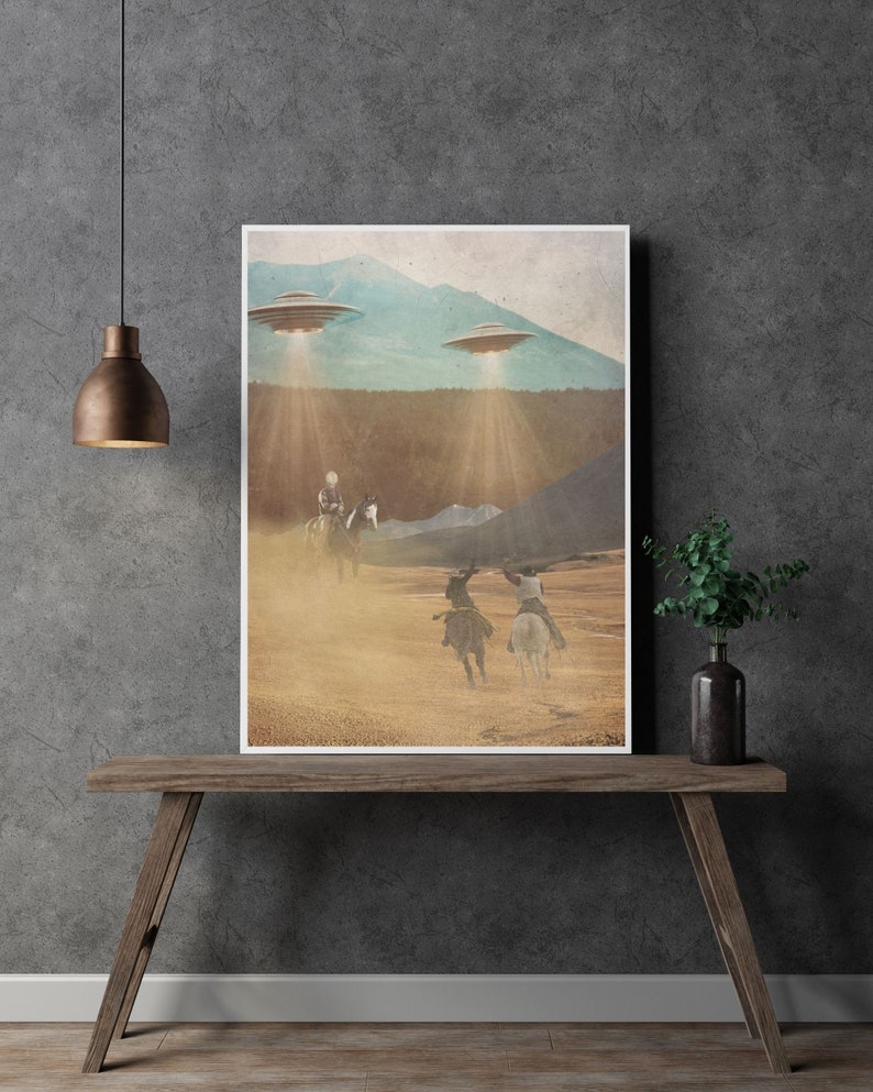 Puede incluir: Una impresi&oacute;n de estilo vintage de tres vaqueros montando a caballo en un paisaje des&eacute;rtico con dos platillos voladores en el cielo sobre ellos.