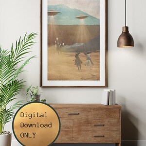 Puede incluir: Una impresi&oacute;n digital descargable de una ilustraci&oacute;n de estilo vintage que presenta a tres vaqueros montando a caballo en un paisaje des&eacute;rtico con dos platillos voladores en el cielo arriba. El texto "Descarga digital solamente" est&aacute; en un c&iacute;rculo dorado en la esquina inferior izquierda de la imagen.
