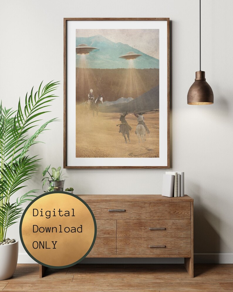 Puede incluir: Una impresi&oacute;n digital descargable de una ilustraci&oacute;n de estilo vintage que presenta a tres vaqueros montando a caballo en un paisaje des&eacute;rtico con dos platillos voladores en el cielo arriba. El texto "Descarga digital solamente" est&aacute; en un c&iacute;rculo dorado en la esquina inferior izquierda de la imagen.