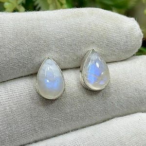 Seltener Regenbogen Mondstein Silber Ohrstecker, Handgefertigter zierlicher Schmuck, Boho Mondstein Ohrringe, Minimalistischer Ohrring, Für Sie, M-1029
