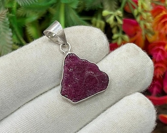 Pendentif en argent tranches de rubis brut africain, pendentif fait main, pendentif basique rubis brut, bijoux en pierres précieuses, pendentif design uni, cadeau pour elle M-676