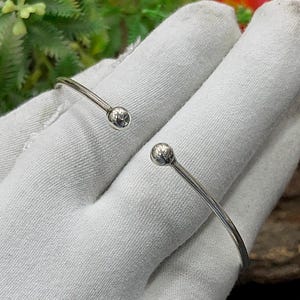 Bracciale rigido impilabile in argento, bracciale rigido artigianale, bracciale rigido sottile in argento, bracciale aperto regolabile, regalo per lei, M-1224