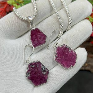 Ensemble de bijoux en argent avec tranches de rubis brut africain, ensemble pendentif/boucle d'oreille fait main avec chaîne, ensemble de bijoux en pierres précieuses, cadeau pour elle, M-234