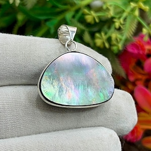Ciondolo in argento con madreperla, ciondolo delicato fatto a mano, ciondolo base in madreperla, gioielli boho, ciondolo dal design semplice, regalo per lei, M-1044