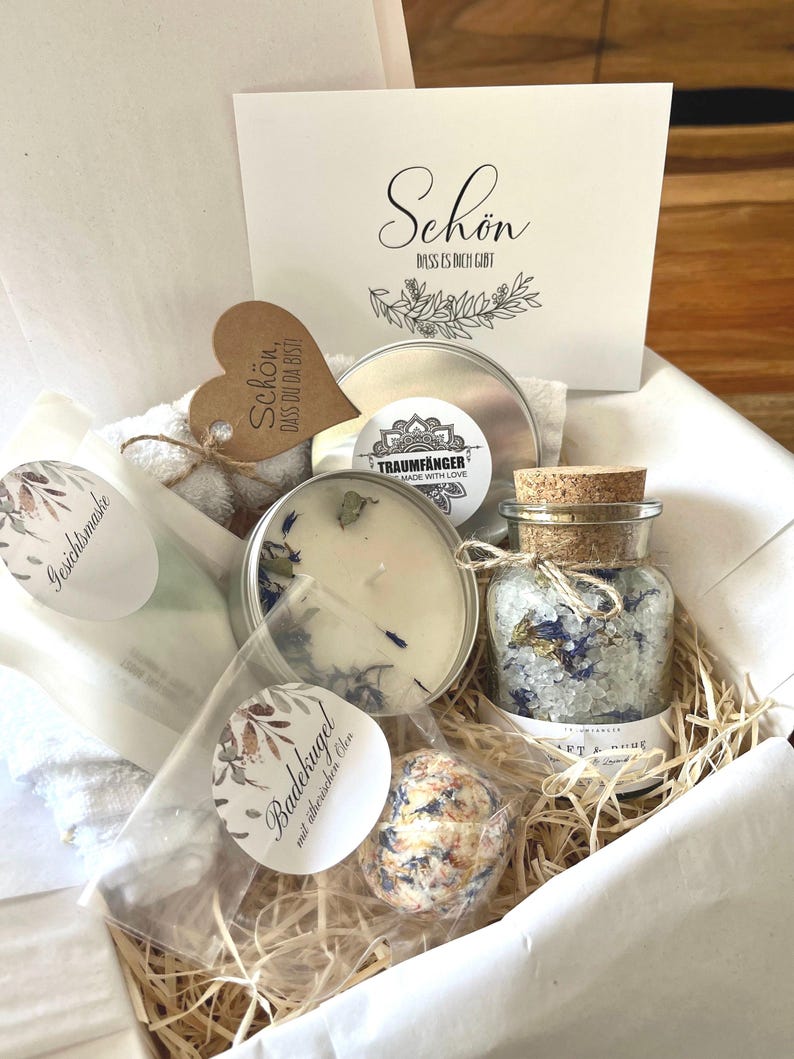 Weihnachtliche Geschenkbox für Frauen mit Tasse, Schokolade, Kerze Weihnachtliche Geschenkbox für Frauen mit Tasse, Schokolade, Kerze