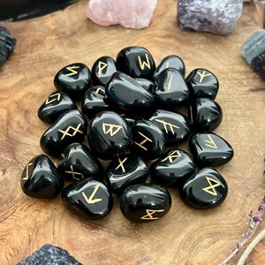 Runen Set aus schwarzem Achat – Gravierte Runensteine mit Beutel | Schutz-Orakel | Erdung & Divination | Spirituelles Ritual-Tool
