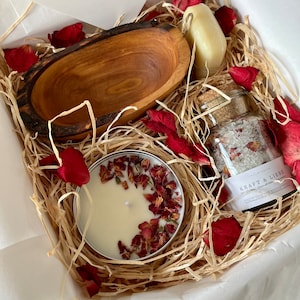 Wellness Geschenk Set Kraft & Liebe mit Rosenblüten | SPA Relax Box für Frauen Freundin | Wohlfühlbox Geburtstag | Badesalz Olivenholz Seife