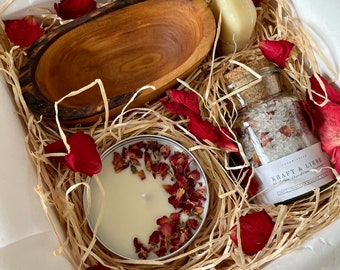 Wellness Geschenk Set Kraft & Liebe mit Rosenblüten | SPA Relax Box für Frauen Freundin | Wohlfühlbox Geburtstag | Badesalz Olivenholz Seife