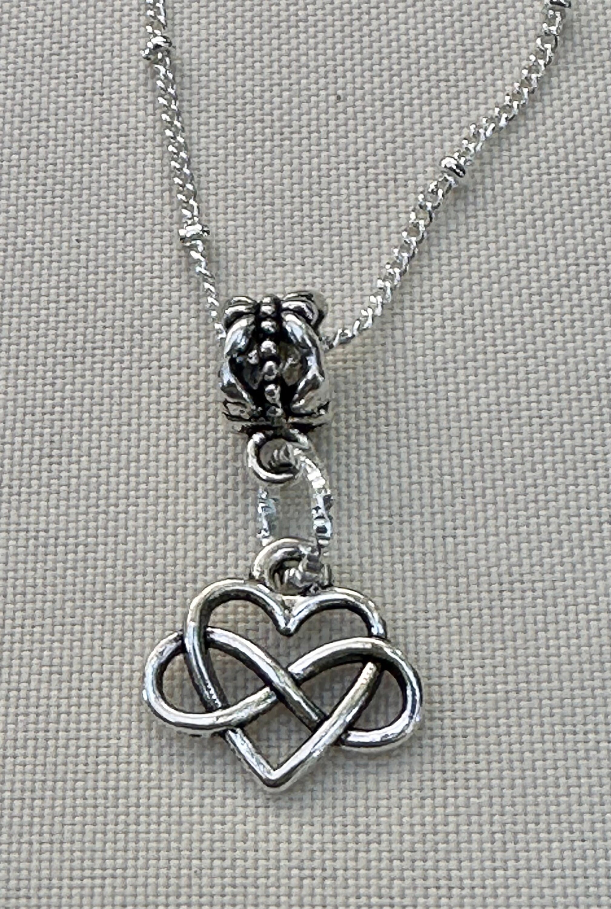 Collana girocollo con ciondolo cuore mani colore oro donna MF