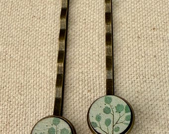 Par de horquillas de bronce con cabujón de planta verde