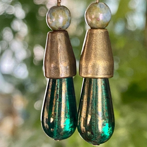 Boucles d’oreilles en forme de larme en verre tchèque vert émeraude avec un lavage en bronze clair