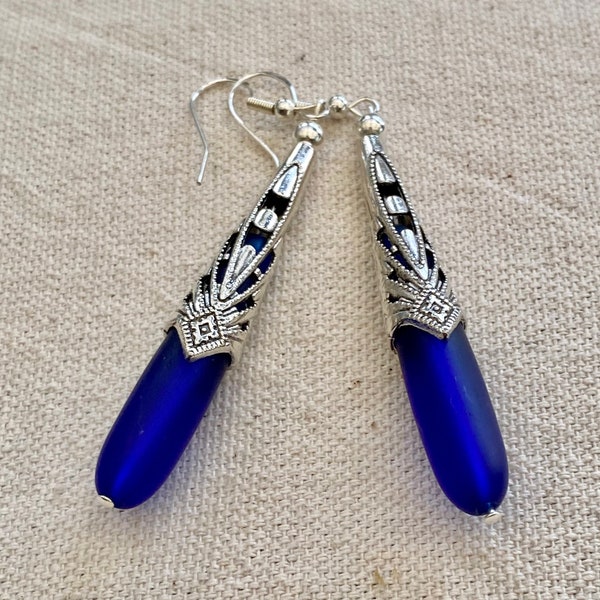 Hermosos pendientes clásicos de cristal marino azul cobalto en forma de lágrima