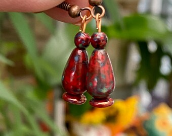Pequeños pendientes de lágrima de travertino rojo opaco de cristal checo