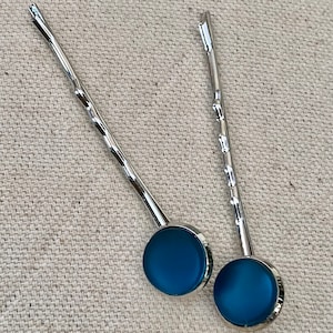 Hübsche Silber Tone Bobby Pin mit Blaugrün Glas Cabochon