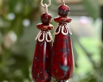 Superbes boucles d'oreilles en perles de verre tchèques rouges opaques et finition Picasso