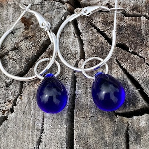 Kobaltblaue tschechische Glastropfen-Ohrringe an silbernen Creolen