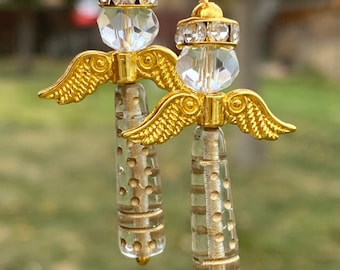 Hermosos pendientes dorados de ángel de Navidad o Pascua