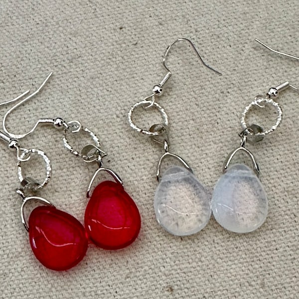 Boucles d’oreilles en forme de larme en verre tchèque Siam Red ou Pearly Opaline que vous choisissez